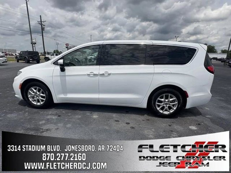 Certified 2023 Chrysler Pacifica Touring-L image 1