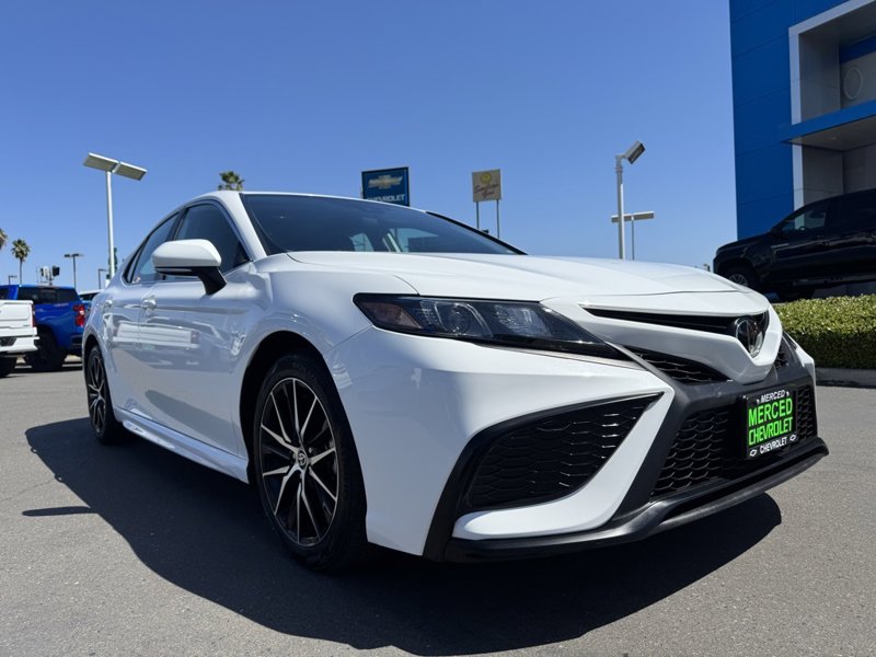 Used 2022 Toyota Camry SE image 1