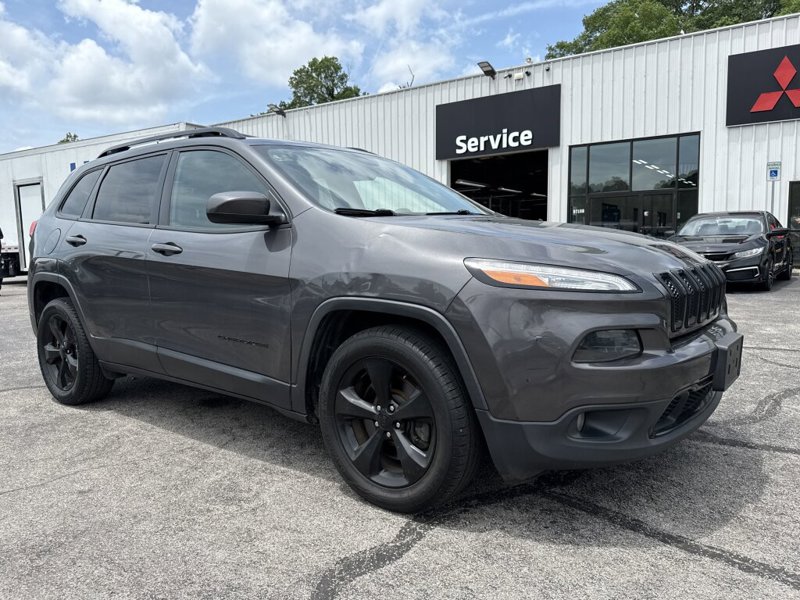 Used 2018 Jeep Cherokee Latitude w/ Altitude Package image 1