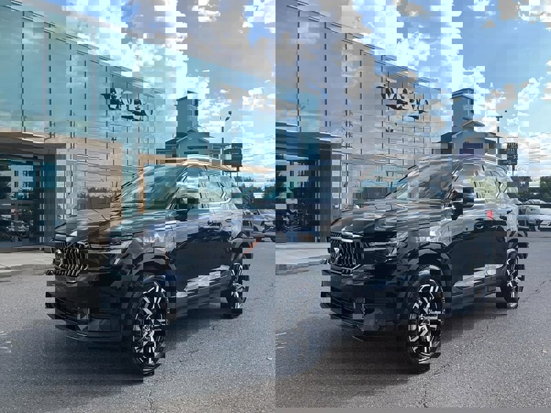 Certified 2025 Volvo XC40 B5 Core image 1