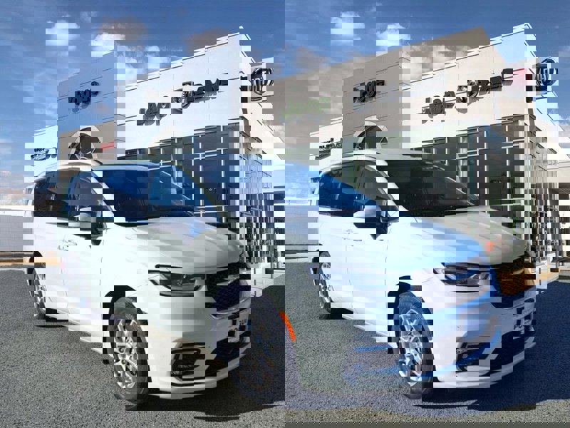 Used 2023 Chrysler Pacifica Touring-L image 1