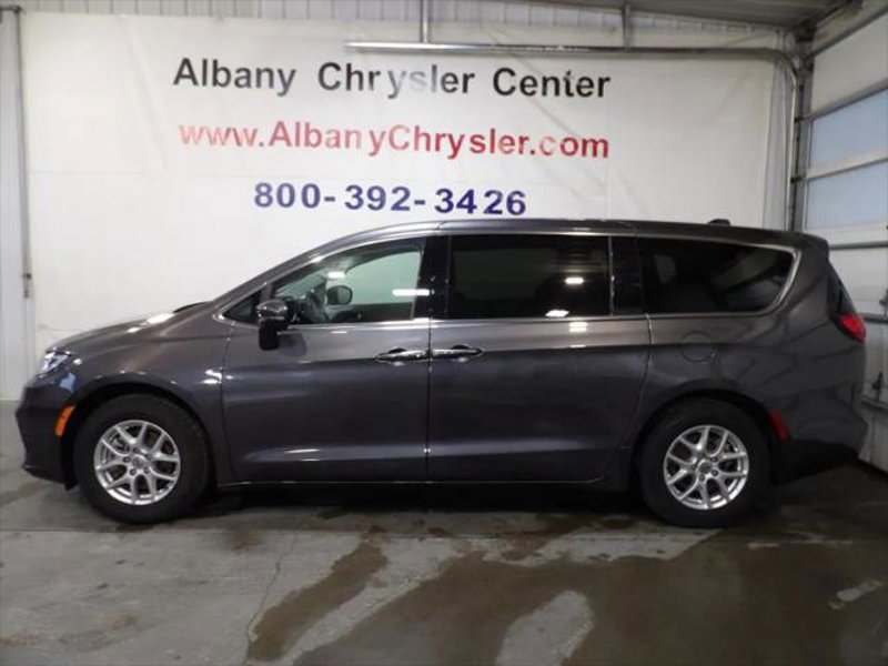 Certified 2023 Chrysler Pacifica Touring-L image 1