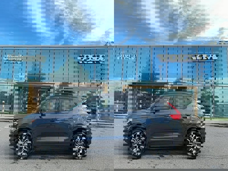 Certified 2022 Volvo XC40 P8 Recharge Ultimate image 1