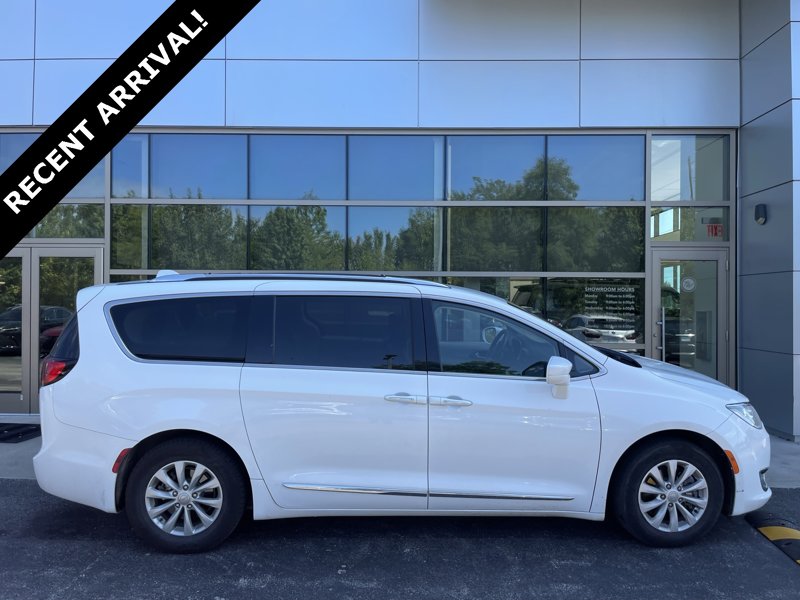 Used 2019 Chrysler Pacifica Touring-L image 1
