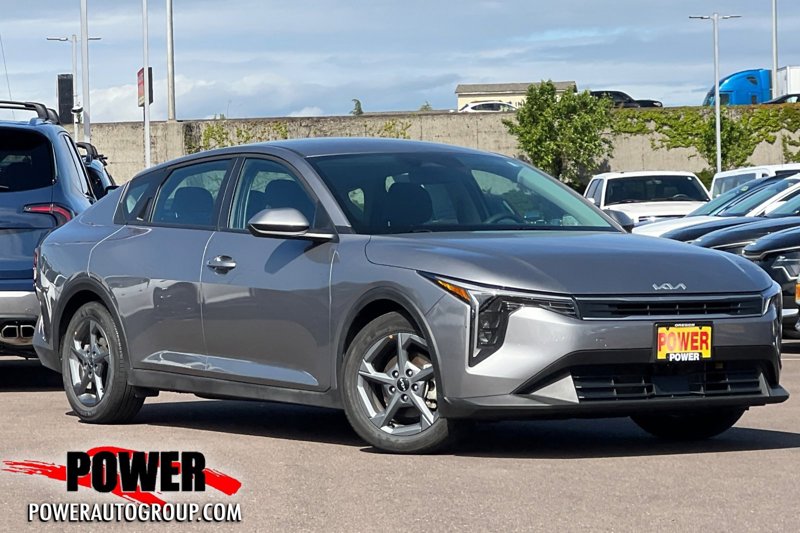 Certified 2025 Kia K4 LXS image 1