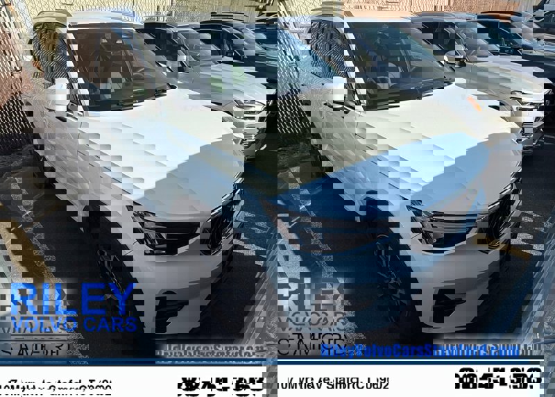 Used 2024 Volvo XC40 B5 Core image 1