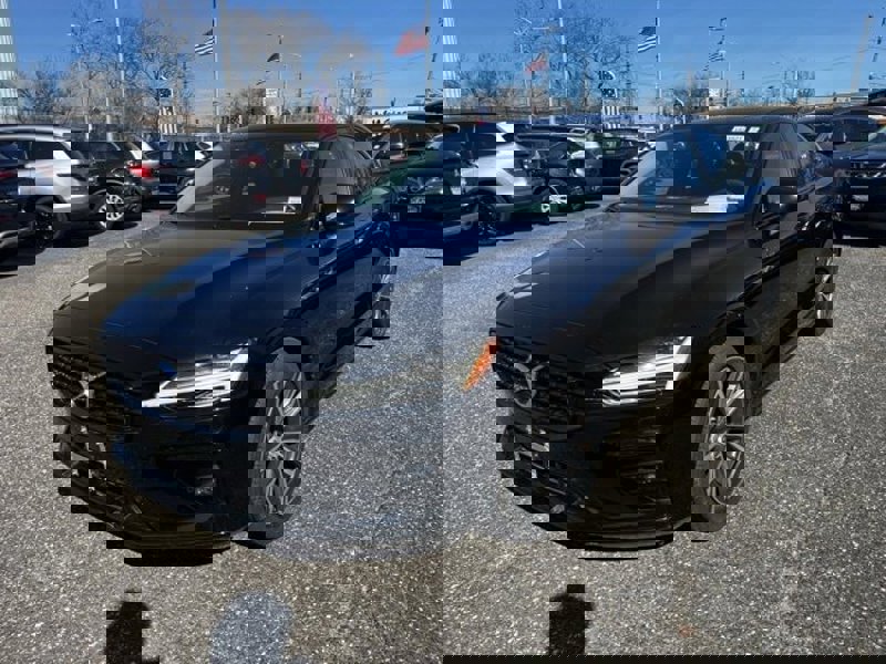 Certified 2022 Volvo S60 B5 Momentum w/ Premium Package image 1