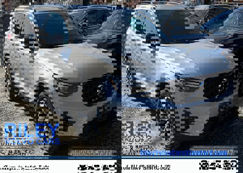 Used 2023 Volvo XC40 B5 Plus image 1