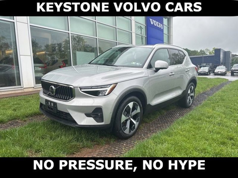 Certified 2025 Volvo XC40 B5 Plus image 1