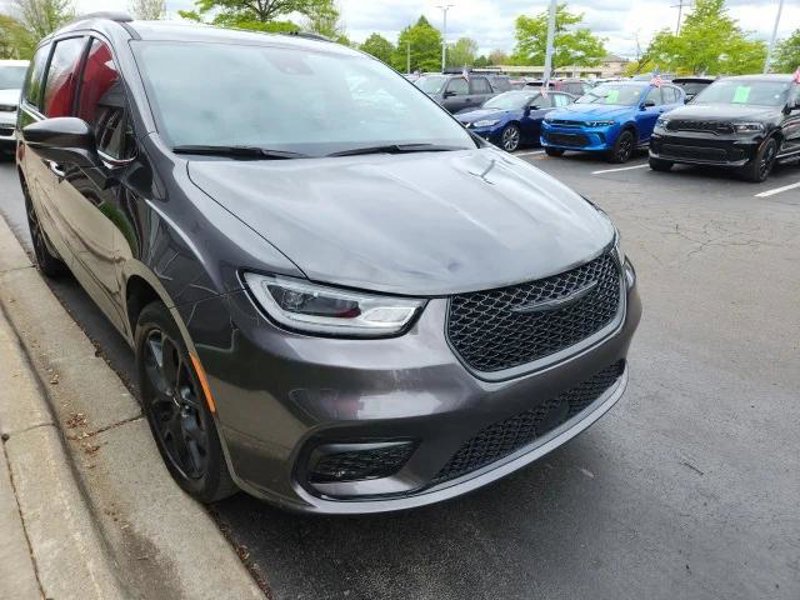 Certified 2022 Chrysler Pacifica Touring-L w/ S Appearance Package image 1