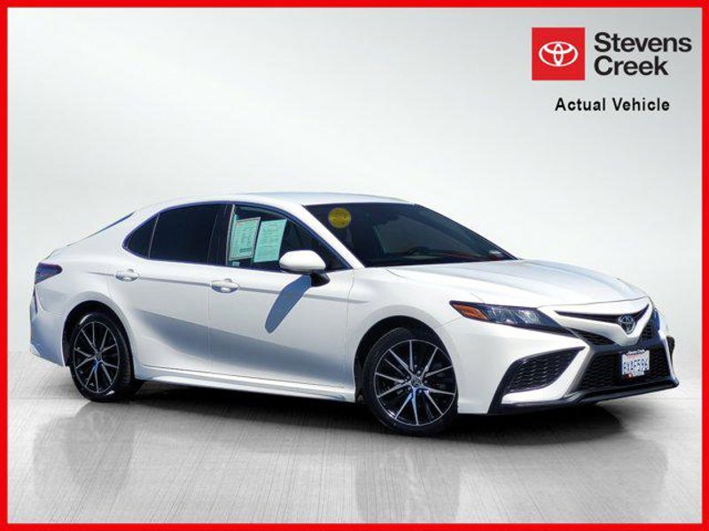 Certified 2021 Toyota Camry SE image 1