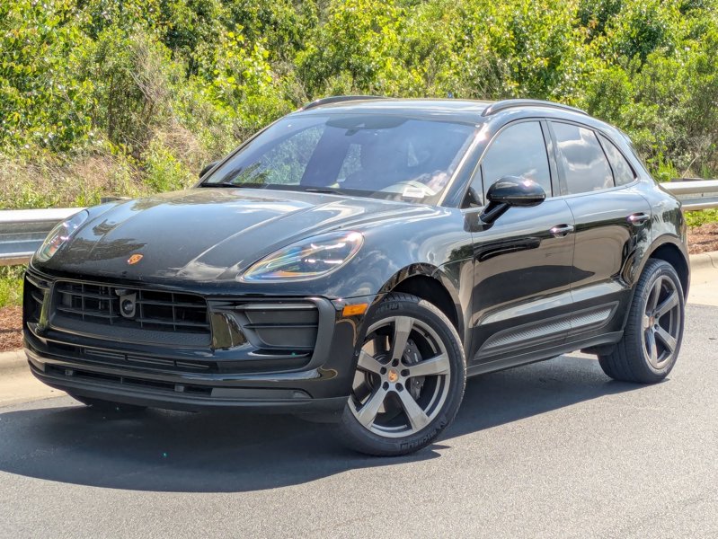 Certified 2024 Porsche Macan image 1