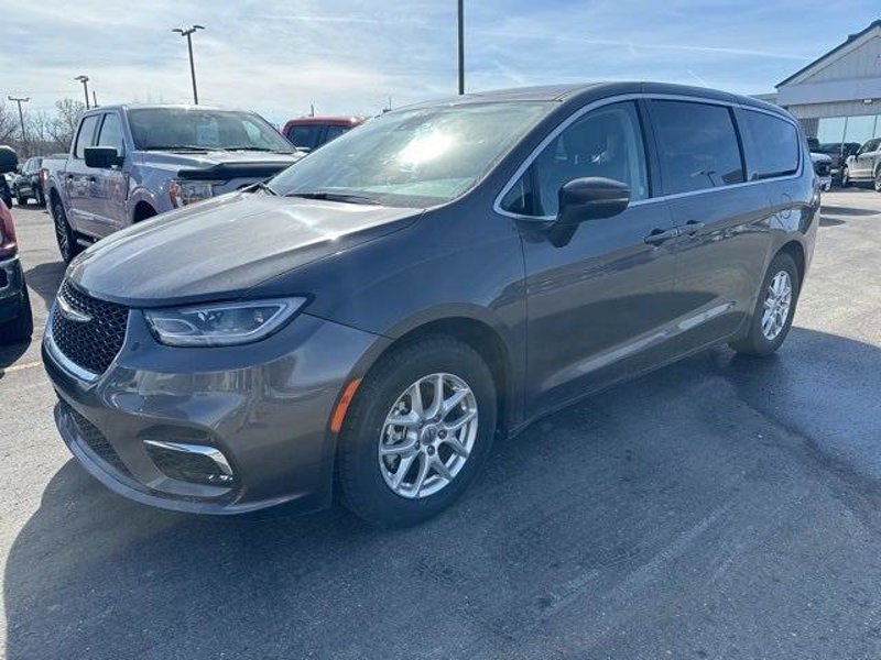 Certified 2023 Chrysler Pacifica Touring-L image 1