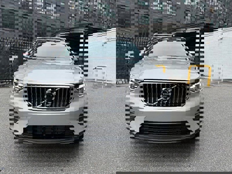 Certified 2025 Volvo XC40 B5 Core image 1