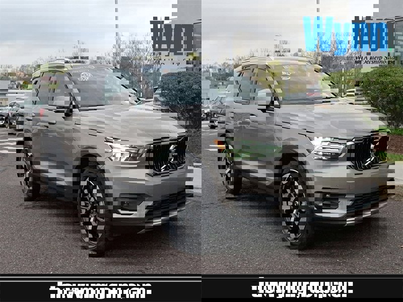 Certified 2022 Volvo XC40 T5 Momentum w/ Premium Package image 1
