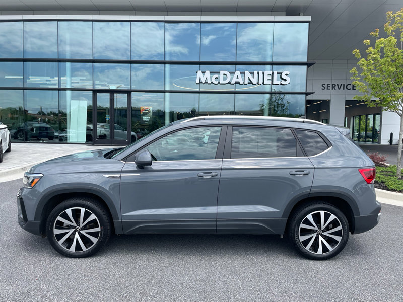 Used 2022 Volkswagen Taos SE image 1