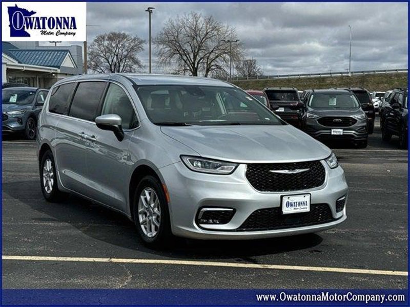 Certified 2023 Chrysler Pacifica Touring-L image 1