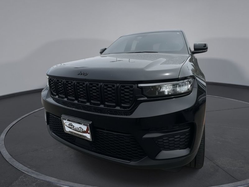 Used 2023 Jeep Grand Cherokee Altitude image 1