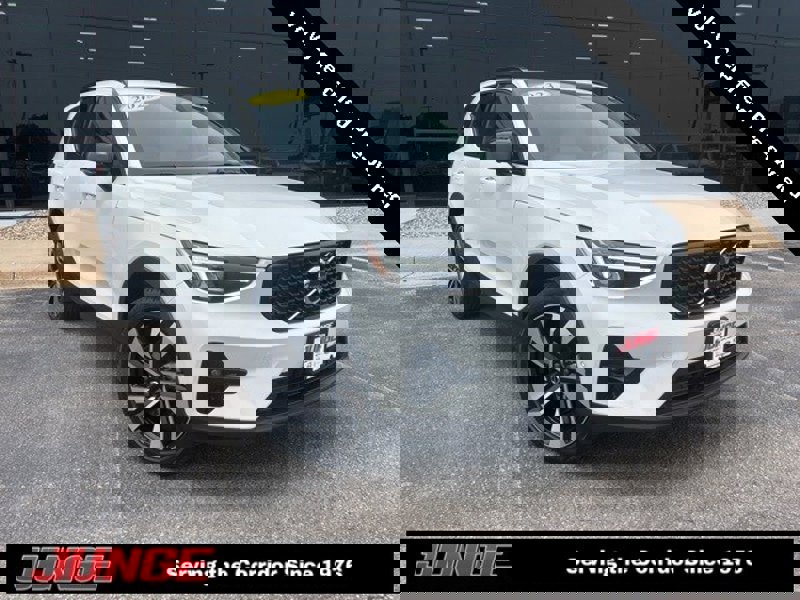 Certified 2023 Volvo XC40 B5 Plus image 1