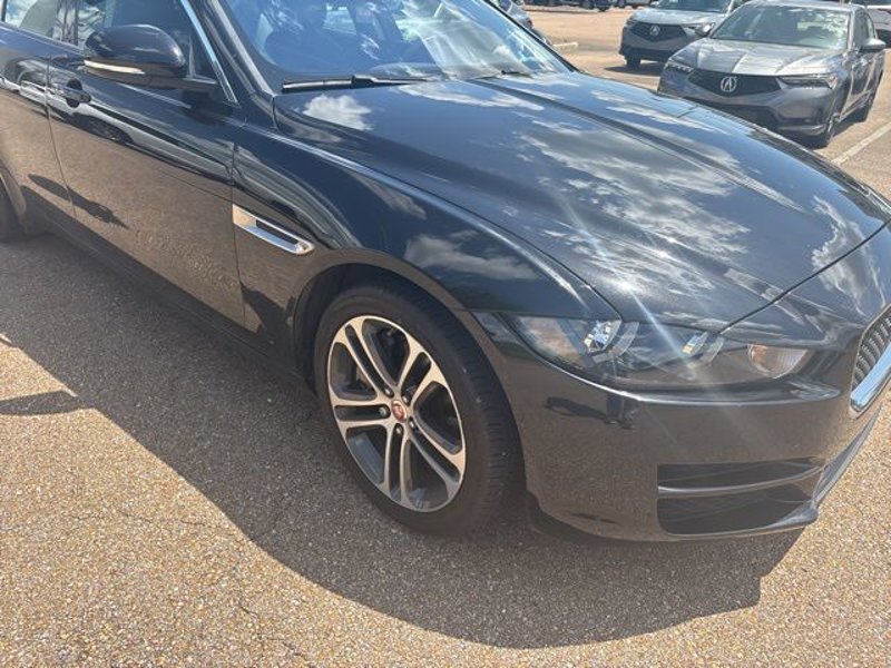 Used 2017 Jaguar XE Premium image 1