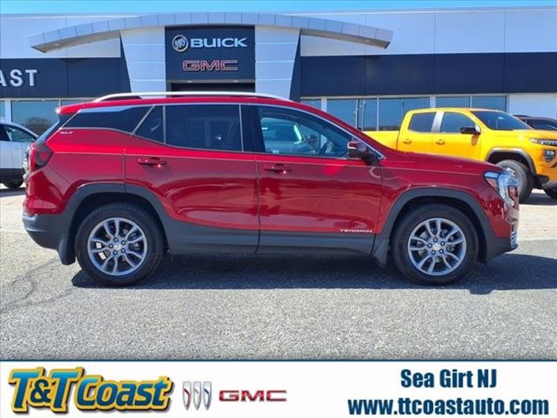 Certified 2022 GMC Terrain SLT w/ Infotainment Package II image 1