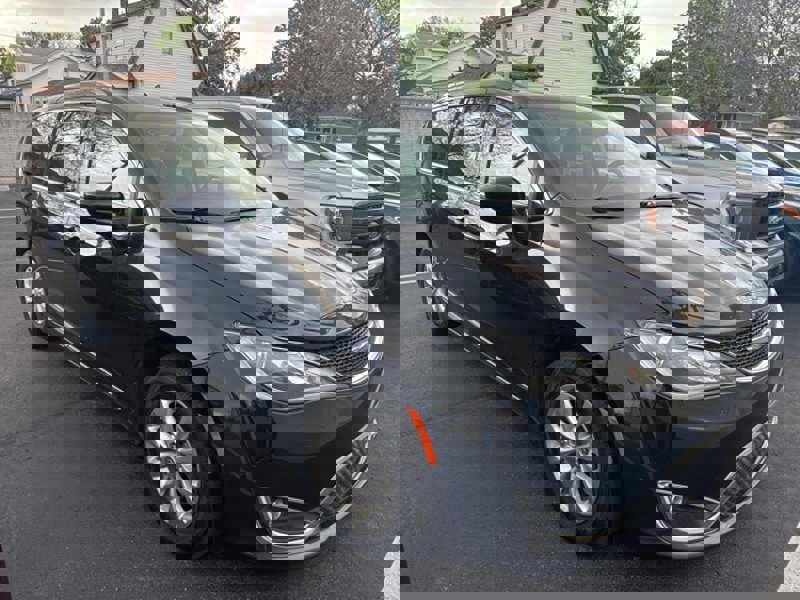 Used 2018 Chrysler Pacifica Touring-L image 1