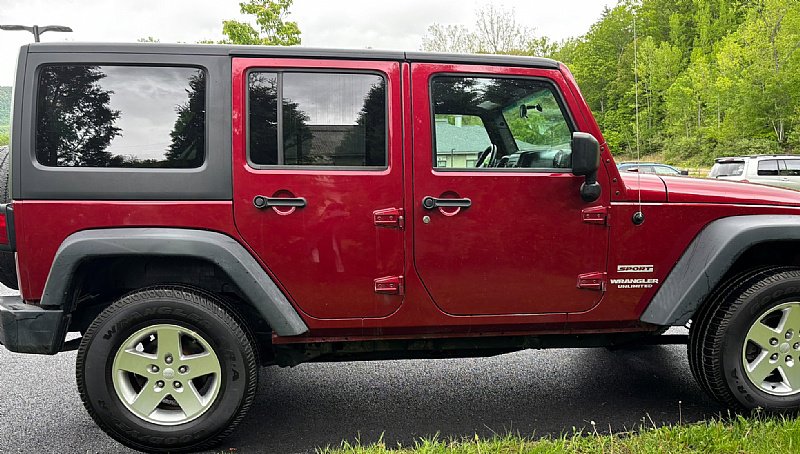 Used 2012 Jeep Wrangler Unlimited Sport image 1