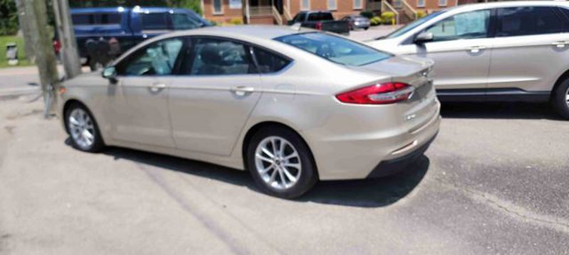 Used 2019 Ford Fusion SE image 1