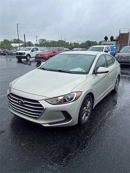Used 2017 Hyundai Elantra SE image 1