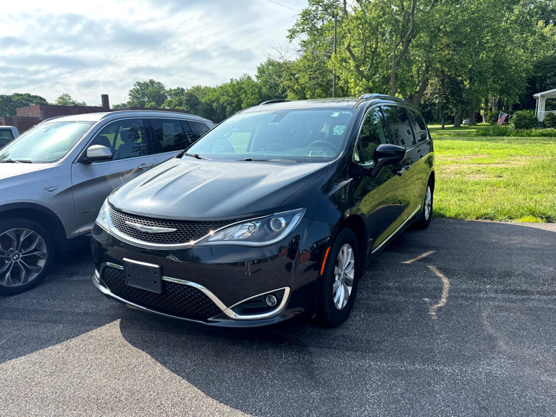 Used 2018 Chrysler Pacifica Touring-L image 1