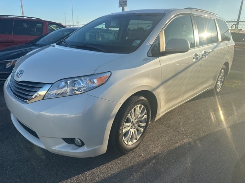Used 2017 Toyota Sienna L image 1