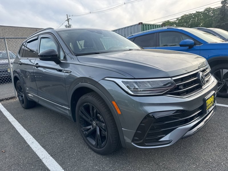 Certified 2024 Volkswagen Tiguan SE R-Line image 1