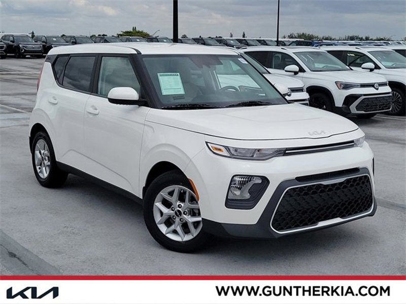 Certified 2022 Kia Soul LX w/ Technology Package image 1