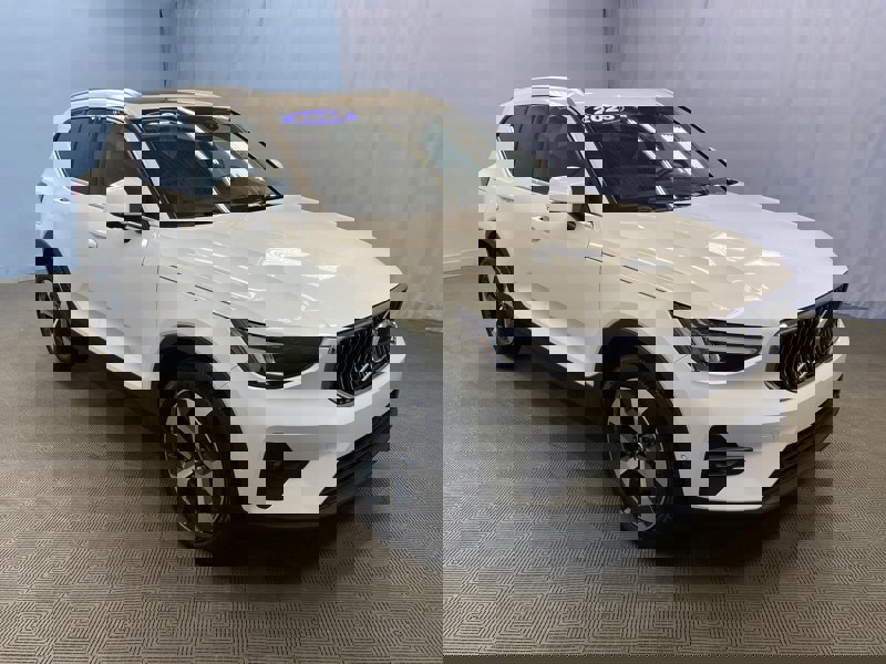 Certified 2025 Volvo XC40 B5 Plus image 1