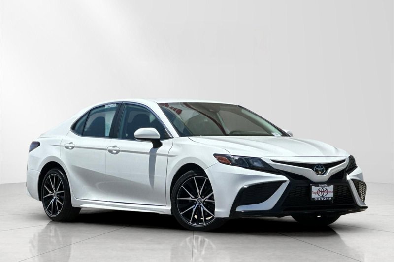 Used 2022 Toyota Camry SE image 1