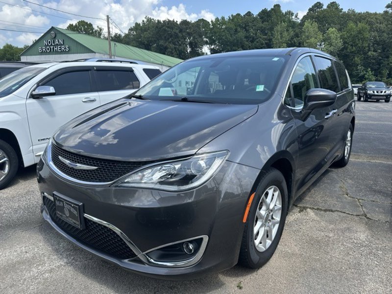 Used 2020 Chrysler Pacifica Touring image 1