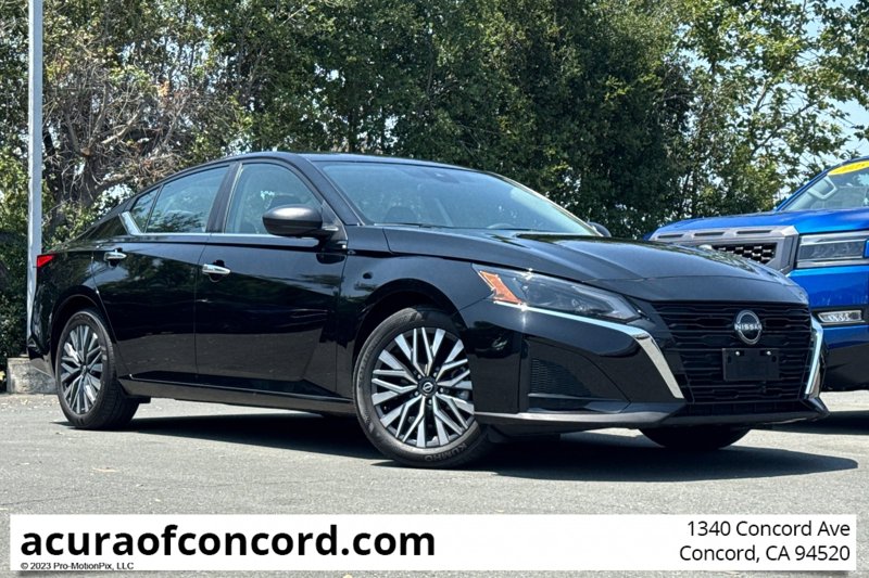 Used 2024 Nissan Altima 2.5 SV image 1