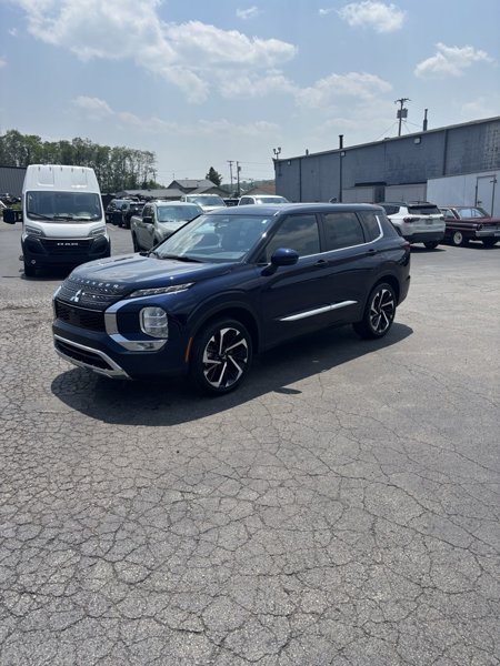 Used 2022 Mitsubishi Outlander SE image 1