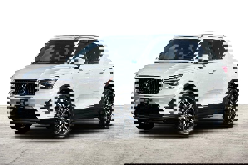 Certified 2025 Volvo XC40 B5 Core image 1
