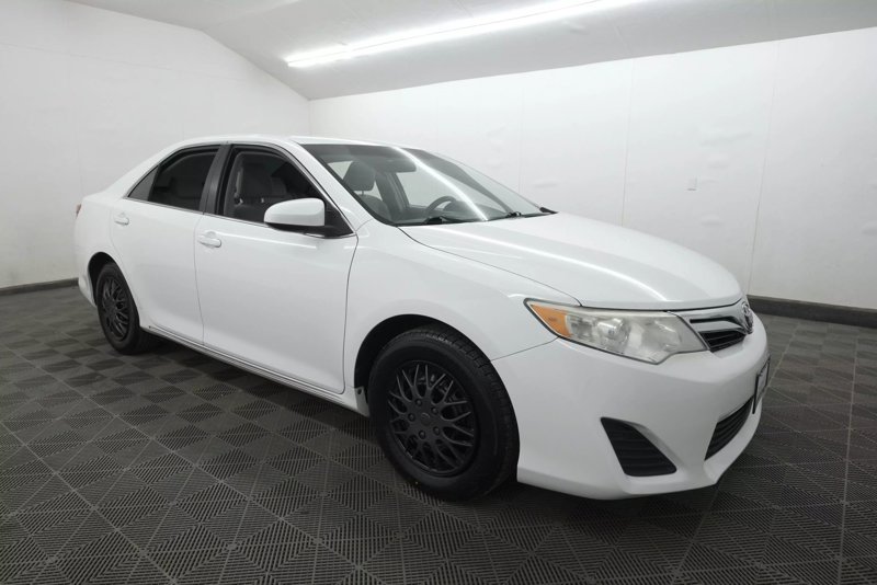 Used 2014 Toyota Camry LE image 1