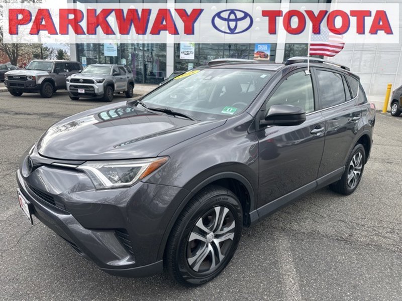 Used 2018 Toyota RAV4 LE image 1