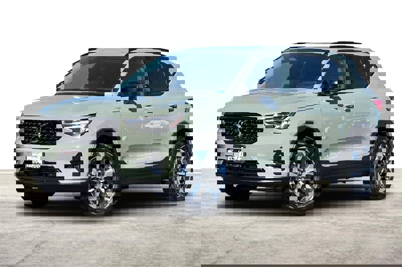 Certified 2023 Volvo XC40 B5 Plus image 1