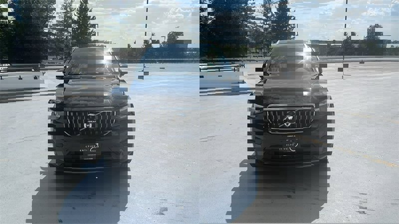 Certified 2025 Volvo XC40 B5 Core image 1