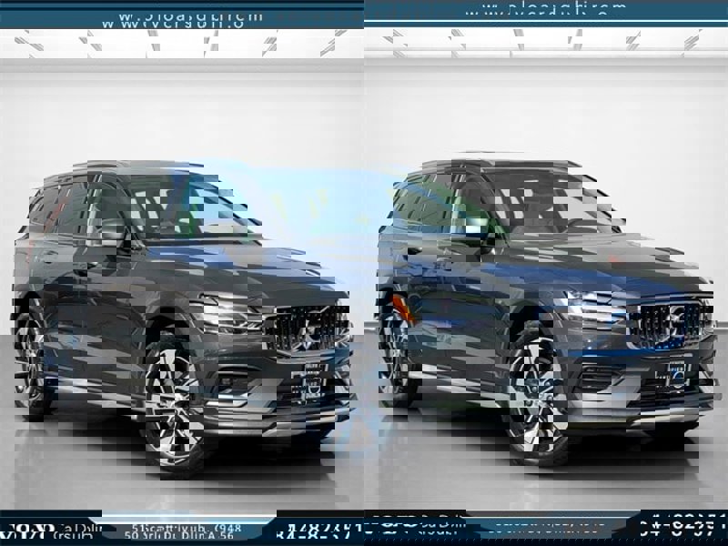 Certified 2022 Volvo V60 T5 Cross Country w/ Lounge Package image 1