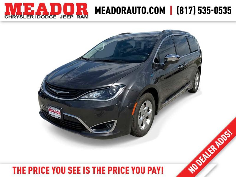 Used 2017 Chrysler Pacifica Platinum image 1