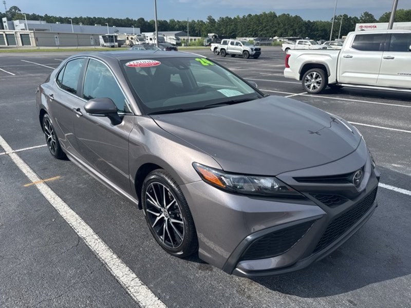 Used 2024 Toyota Camry SE image 1