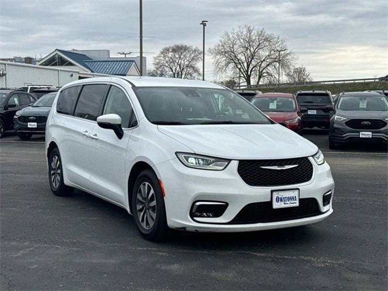 Certified 2023 Chrysler Pacifica Touring-L image 1
