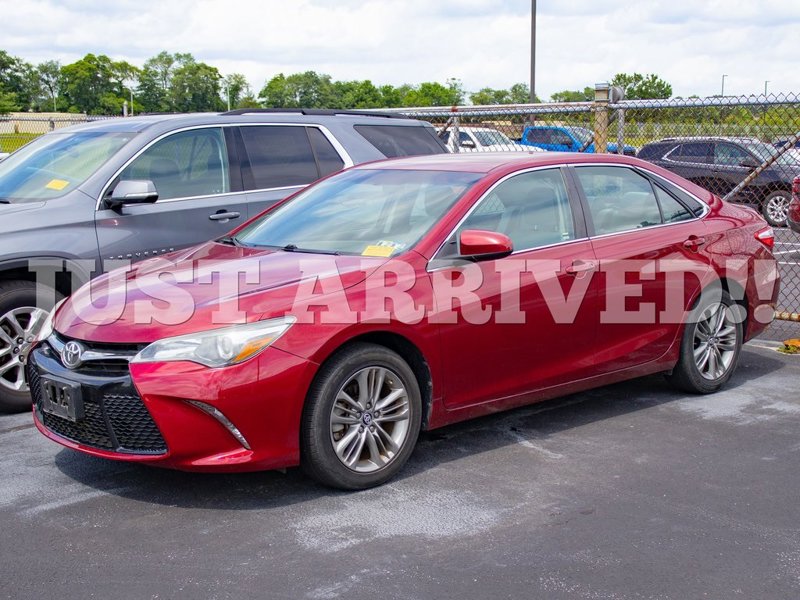 Used 2017 Toyota Camry SE image 1