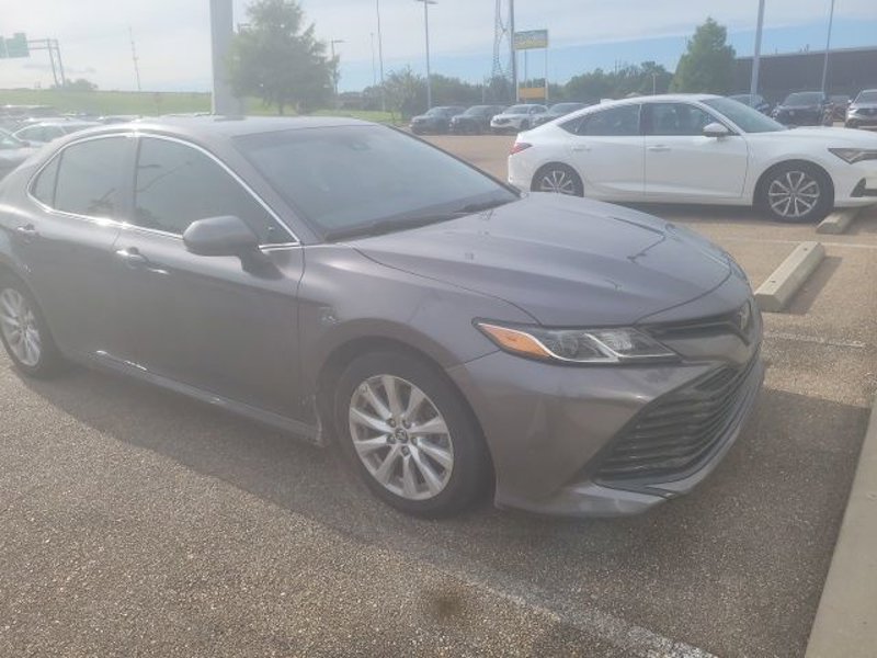 Used 2019 Toyota Camry LE image 1