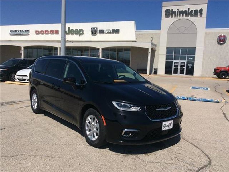 Certified 2023 Chrysler Pacifica Touring-L image 1